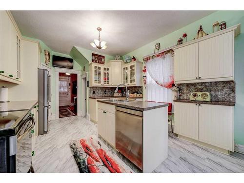 633 5 Street South, Lethbridge, AB - Indoor Photo Showing Kitchen With Double Sink