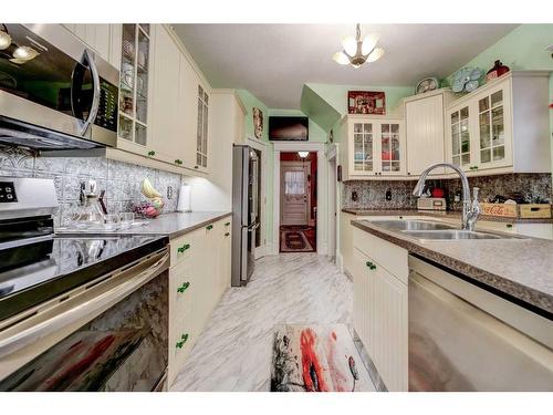 633 5 Street South, Lethbridge, AB - Indoor Photo Showing Kitchen With Double Sink