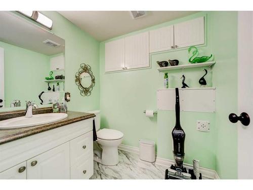 633 5 Street South, Lethbridge, AB - Indoor Photo Showing Bathroom