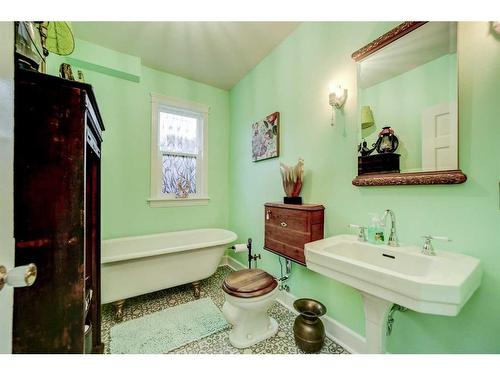 633 5 Street South, Lethbridge, AB - Indoor Photo Showing Bathroom