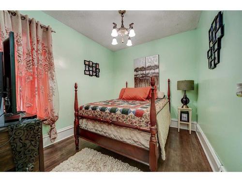 633 5 Street South, Lethbridge, AB - Indoor Photo Showing Bedroom