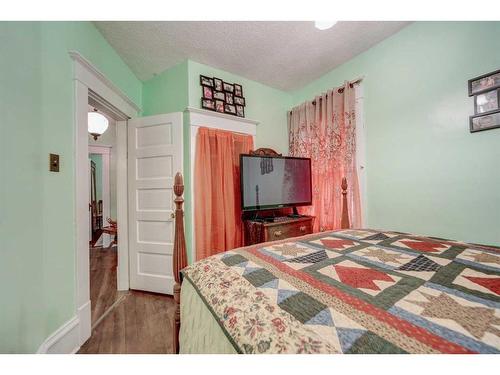 633 5 Street South, Lethbridge, AB - Indoor Photo Showing Bedroom