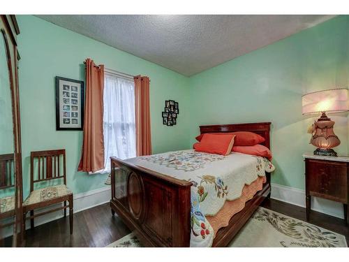 633 5 Street South, Lethbridge, AB - Indoor Photo Showing Bedroom