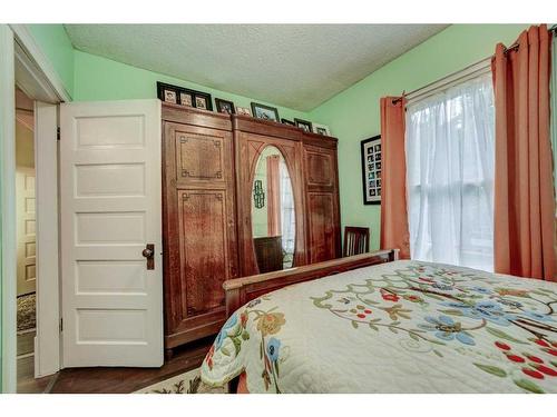 633 5 Street South, Lethbridge, AB - Indoor Photo Showing Bedroom