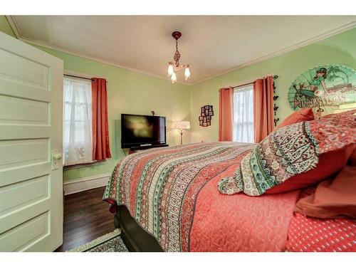 633 5 Street South, Lethbridge, AB - Indoor Photo Showing Bedroom