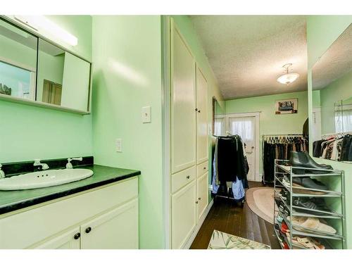 633 5 Street South, Lethbridge, AB - Indoor Photo Showing Bathroom