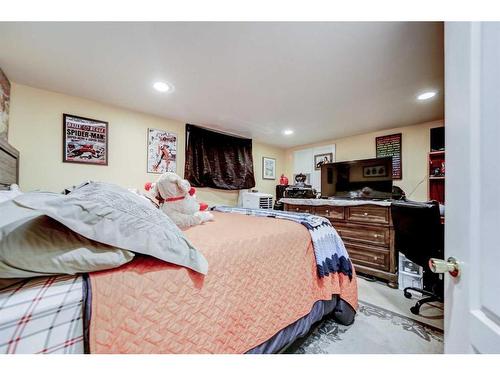 633 5 Street South, Lethbridge, AB - Indoor Photo Showing Bedroom