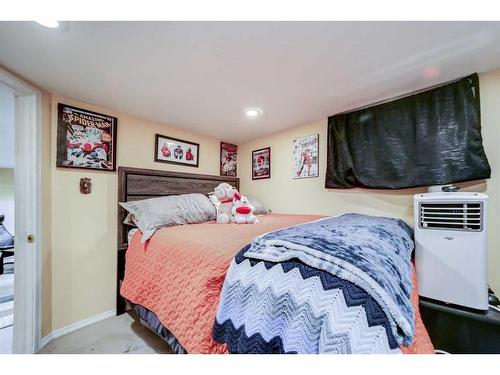 633 5 Street South, Lethbridge, AB - Indoor Photo Showing Bedroom