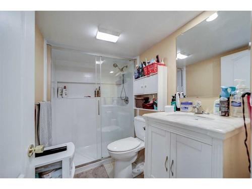 633 5 Street South, Lethbridge, AB - Indoor Photo Showing Bathroom