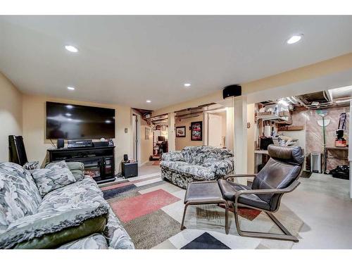 633 5 Street South, Lethbridge, AB - Indoor Photo Showing Living Room