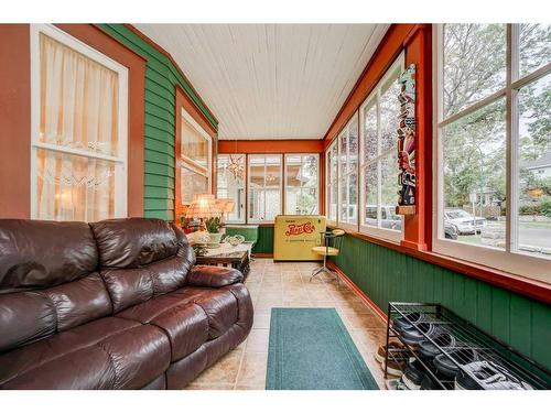 633 5 Street South, Lethbridge, AB - Indoor Photo Showing Living Room