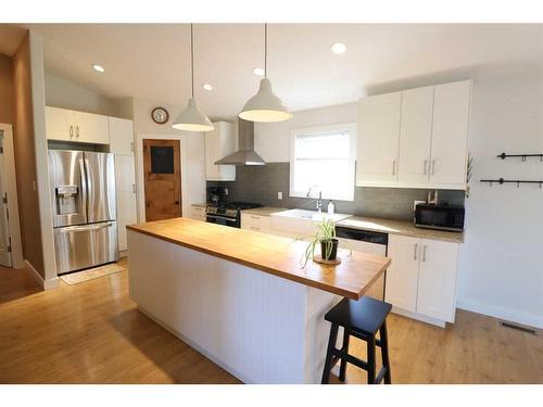 609 10 Avenue West, Barnwell, AB - Indoor Photo Showing Kitchen