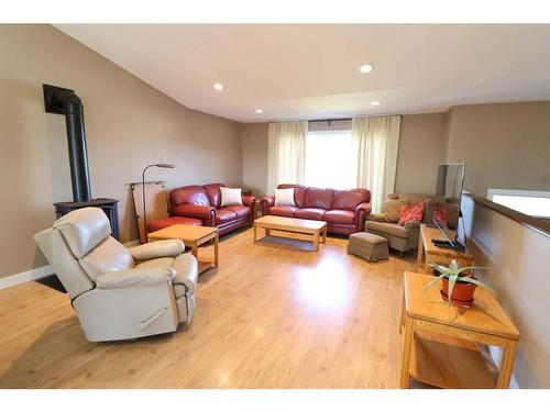 609 10 Avenue West, Barnwell, AB - Indoor Photo Showing Living Room