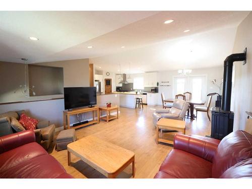 609 10 Avenue West, Barnwell, AB - Indoor Photo Showing Living Room