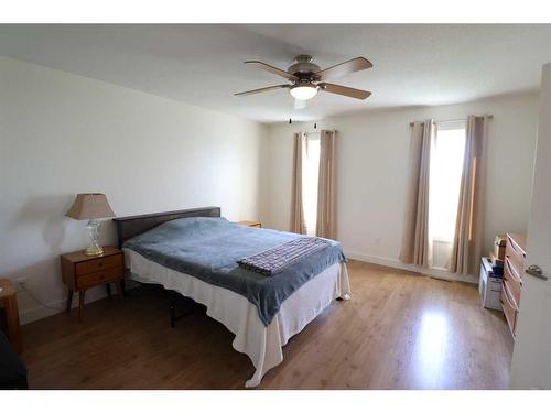 609 10 Avenue West, Barnwell, AB - Indoor Photo Showing Bedroom