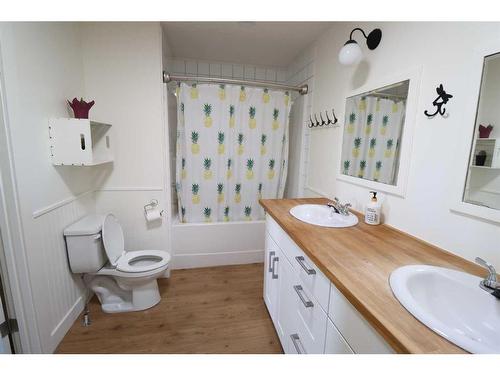 609 10 Avenue West, Barnwell, AB - Indoor Photo Showing Bathroom