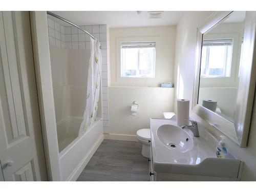 609 10 Avenue West, Barnwell, AB - Indoor Photo Showing Bathroom