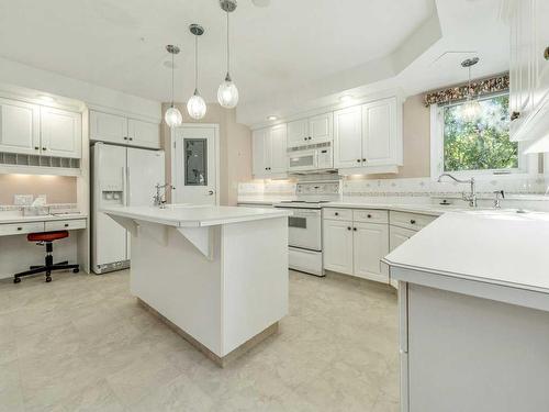 1314 Waterton Road South, Lethbridge, AB - Indoor Photo Showing Kitchen