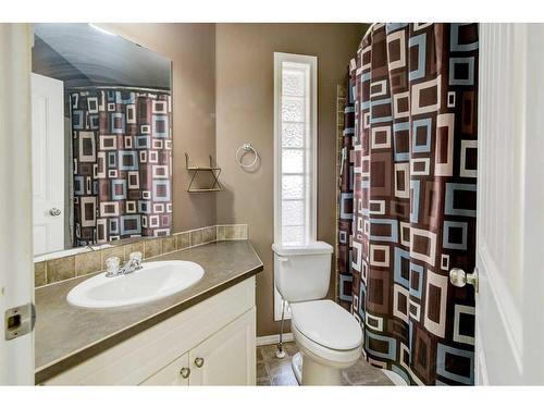 572 Sunridge Crescent West, Lethbridge, AB - Indoor Photo Showing Bathroom