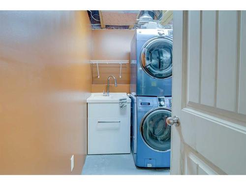 572 Sunridge Crescent West, Lethbridge, AB - Indoor Photo Showing Laundry Room