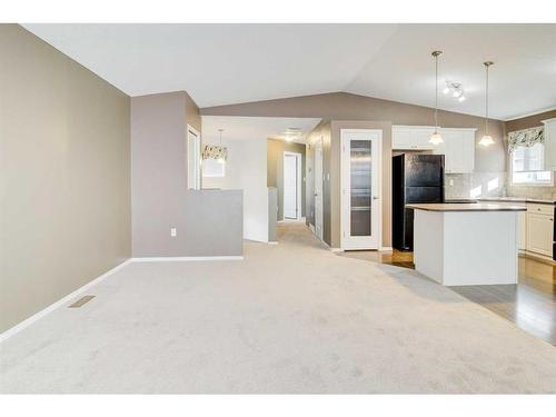 572 Sunridge Crescent West, Lethbridge, AB - Indoor Photo Showing Kitchen