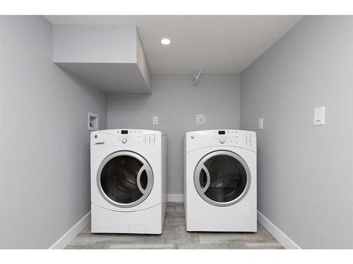 425 12B Street North, Lethbridge, AB - Indoor Photo Showing Laundry Room