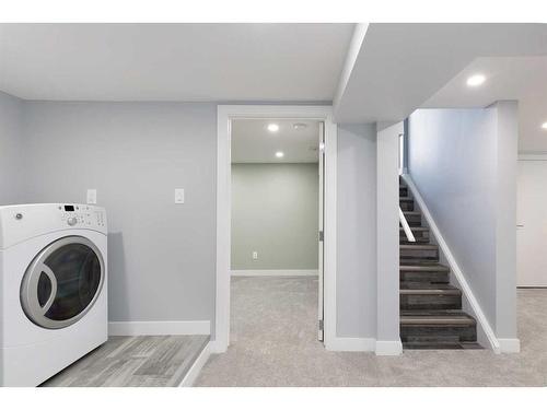 425 12B Street North, Lethbridge, AB - Indoor Photo Showing Laundry Room