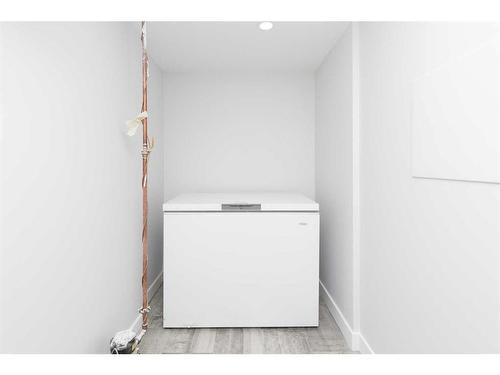 425 12B Street North, Lethbridge, AB - Indoor Photo Showing Laundry Room