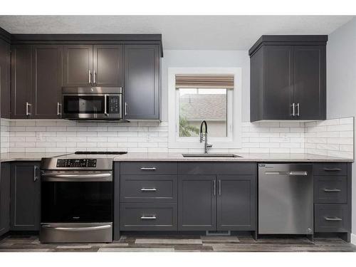 425 12B Street North, Lethbridge, AB - Indoor Photo Showing Kitchen With Upgraded Kitchen