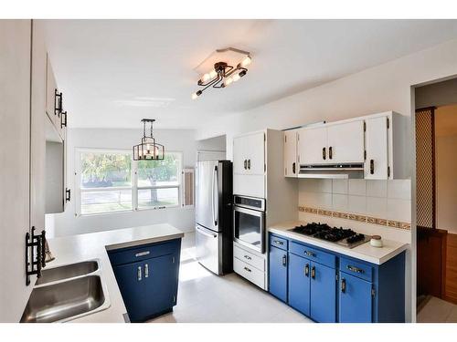 3415 Lakewood Road South, Lethbridge, AB - Indoor Photo Showing Kitchen With Double Sink