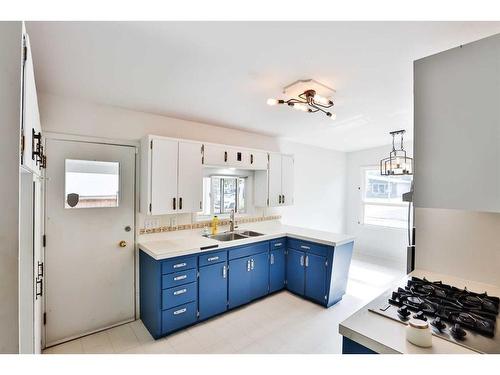 3415 Lakewood Road South, Lethbridge, AB - Indoor Photo Showing Kitchen With Double Sink