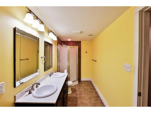 3415 Lakewood Road South, Lethbridge, AB - Indoor Photo Showing Bathroom