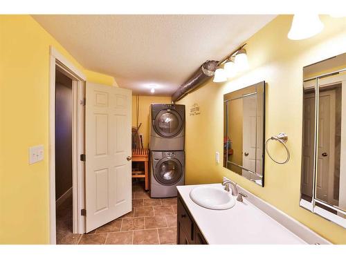 3415 Lakewood Road South, Lethbridge, AB - Indoor Photo Showing Laundry Room