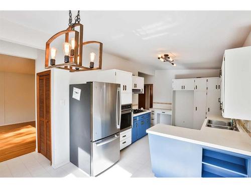 3415 Lakewood Road South, Lethbridge, AB - Indoor Photo Showing Kitchen With Double Sink