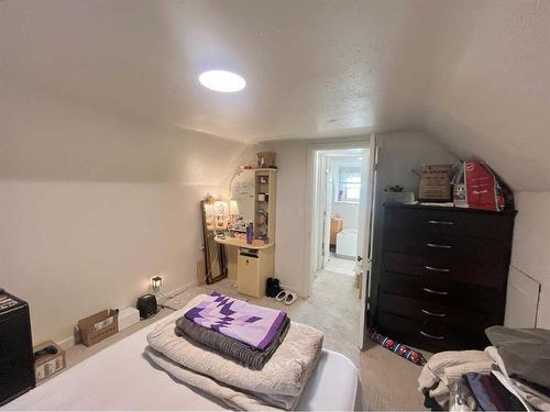 314 15 Street North, Lethbridge, AB - Indoor Photo Showing Bedroom