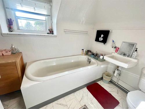 314 15 Street North, Lethbridge, AB - Indoor Photo Showing Bathroom