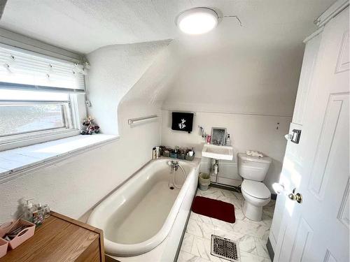 314 15 Street North, Lethbridge, AB - Indoor Photo Showing Bathroom