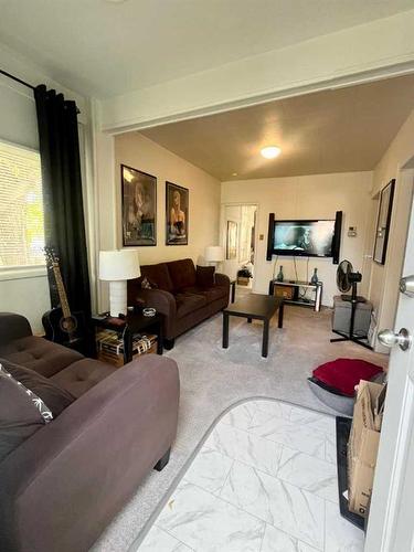 314 15 Street North, Lethbridge, AB - Indoor Photo Showing Living Room