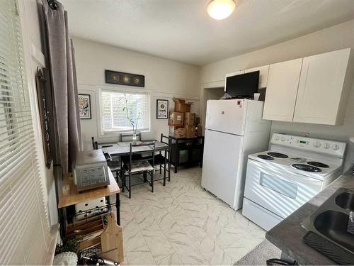 314 15 Street North, Lethbridge, AB - Indoor Photo Showing Kitchen