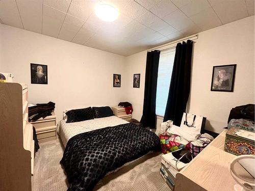 314 15 Street North, Lethbridge, AB - Indoor Photo Showing Bedroom