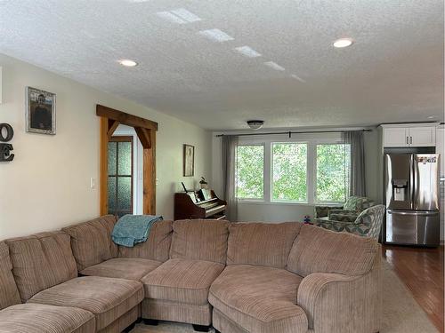 349 S 3 Street West, Magrath, AB - Indoor Photo Showing Living Room