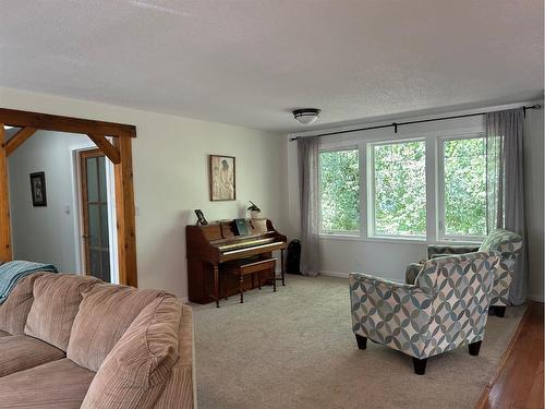 349 S 3 Street West, Magrath, AB - Indoor Photo Showing Living Room