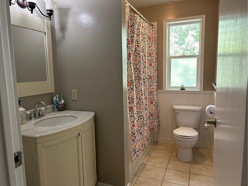 349 S 3 Street West, Magrath, AB - Indoor Photo Showing Bathroom