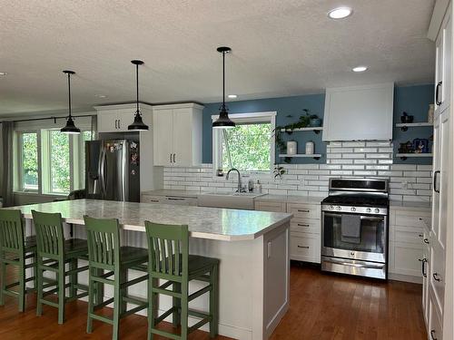 349 S 3 Street West, Magrath, AB - Indoor Photo Showing Kitchen With Upgraded Kitchen