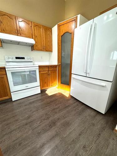 228 Mt Blakiston Road West, Lethbridge, AB - Indoor Photo Showing Kitchen