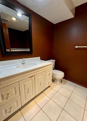 228 Mt Blakiston Road West, Lethbridge, AB - Indoor Photo Showing Bathroom