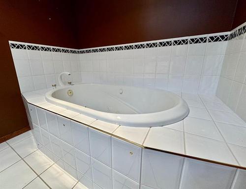 228 Mt Blakiston Road West, Lethbridge, AB - Indoor Photo Showing Bathroom