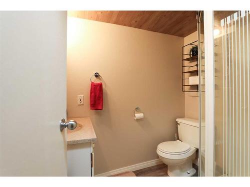 2434 7A Avenue North, Lethbridge, AB - Indoor Photo Showing Bathroom