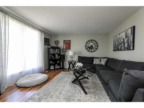 2434 7A Avenue North, Lethbridge, AB - Indoor Photo Showing Living Room