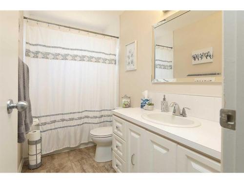 2434 7A Avenue North, Lethbridge, AB - Indoor Photo Showing Bathroom